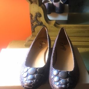 Brown leather ballet flat with Nickel studs